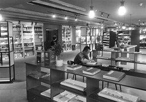 读者正在书店内安静地阅读。河南省新华书店发行集团 供图