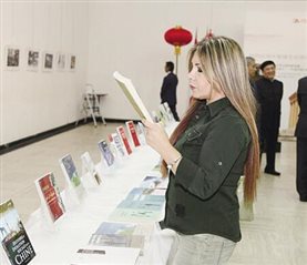 11月24日，在黎巴嫩首都贝鲁特的联合国教科文宫，一名来宾在中国优秀出版物展现场阅读展出的书籍。新华社记者 李良勇 摄